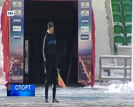 На уфимском стадионе «Нефтяник» проходит турнир по футболу на снегу