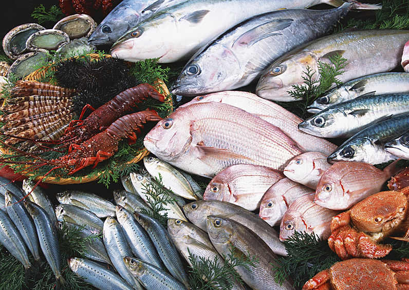 Рыба и морепродукты содержат селен, цинк и жирные кислоты омега-3,  которые укрепляют иммунитет. А рыба снижает уровень тревожности.