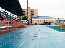 Ведущих российских легкоатлетов запустили бегать по разбитой дорожке – как такое возможно?