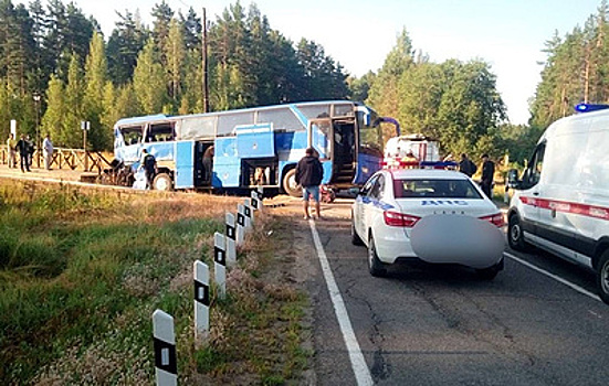 В Ленобласти в ДТП с автобусом и поездом пострадали 16 человек