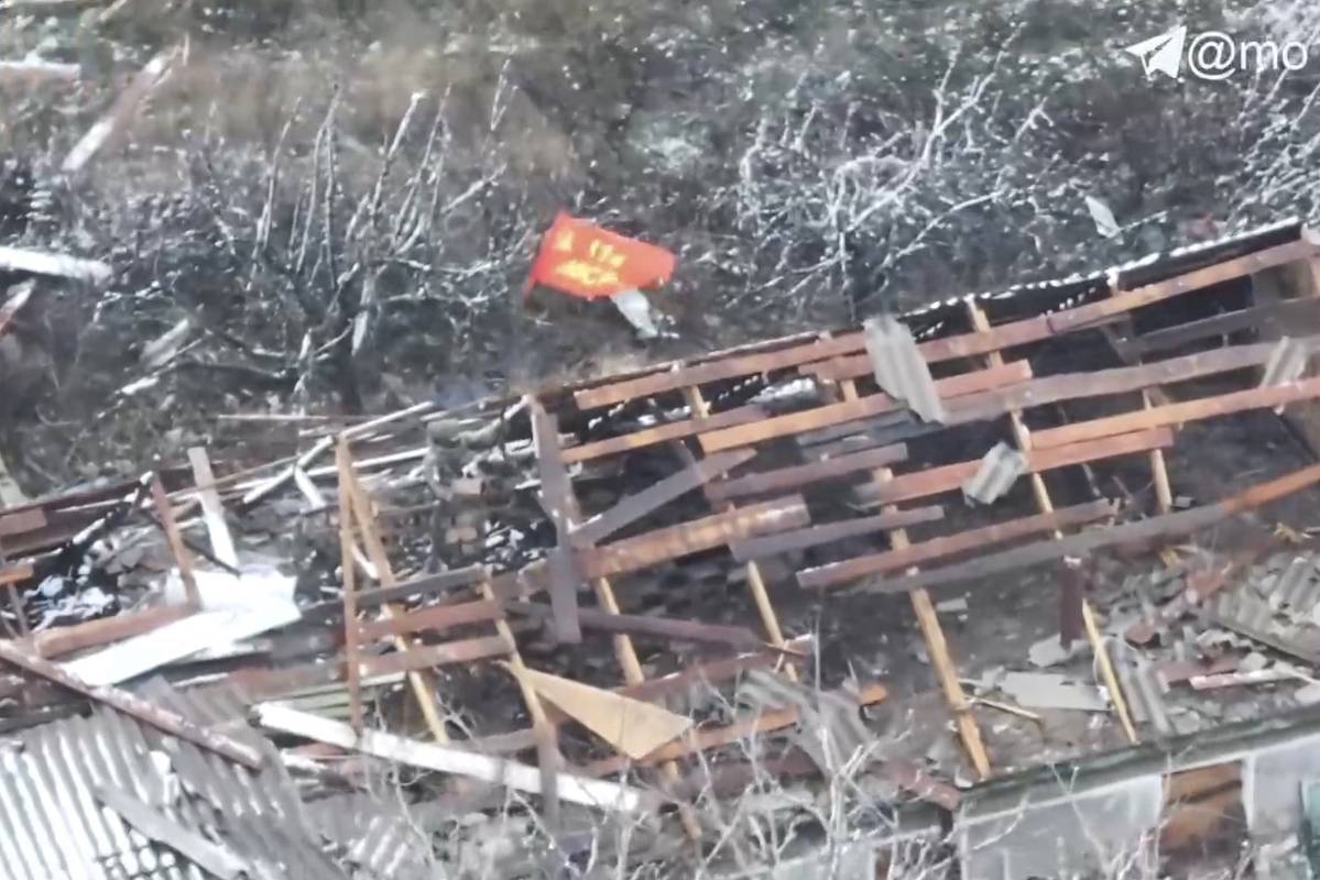 Российские военные подняли флаг в поселке Петропавловка