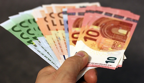 Курс евро на Мосбирже поднялся выше 90 рублей