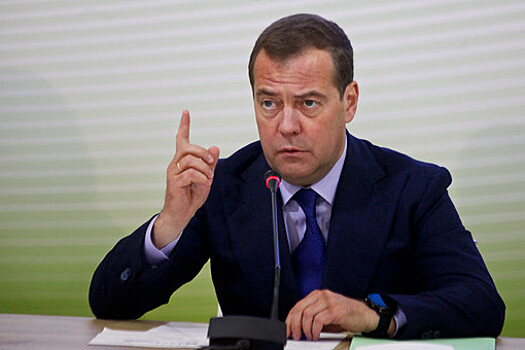 Медведев считает, что Россию решили "отменить"