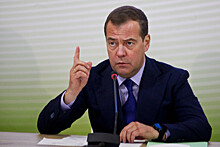 Зампред СБ Медведев поддержал решение сына вступить в "Единую Россию"