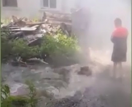 Водопад из кипятка обрушился на жителей Владивостока
