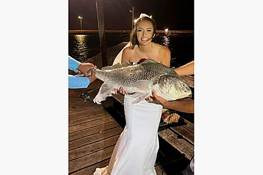 Невеста поймала огромную рыбу и сочла ее свадебным подарком