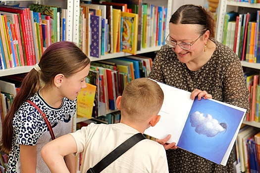 Названы самые популярные у москвичей книги для летнего чтения