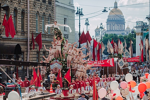 Для съемок парада в фильме о Шостаковиче в Санкт-Петербурге перекрыли улицу