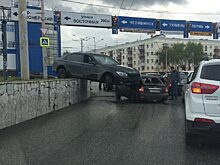 В Екатеринбурге иномарка повисла на крыше другой машины