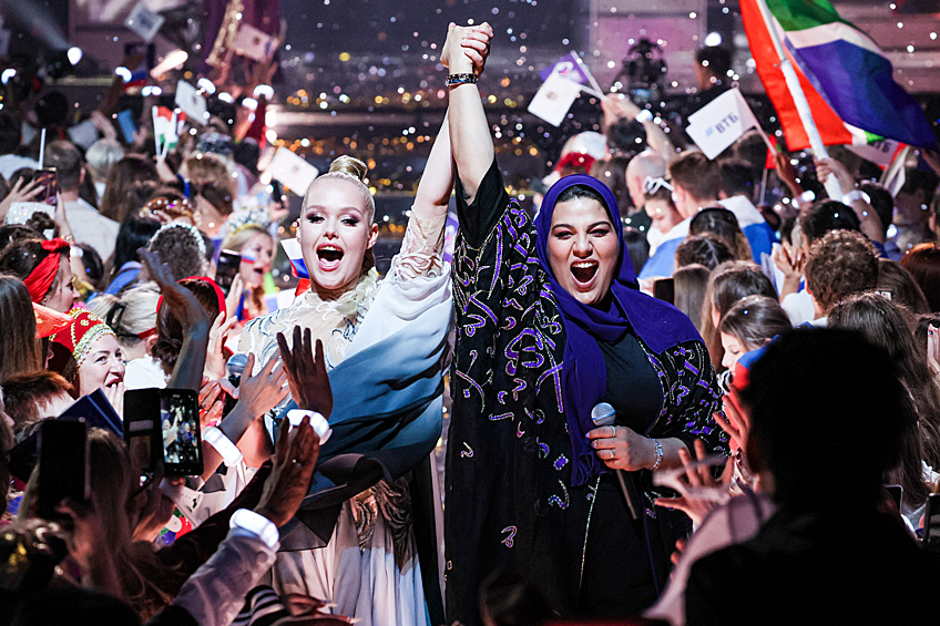 Анастасия Кравченко и Дана Аль-Мир, представляющие Республику Беларусь и Катар на Международном музыкальном конкурсе "Интервидение" 2025, после победы в конкурсе в концертном зале "Live Арена", сентябрь 2025
