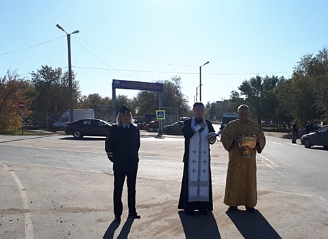 Батюшка освятил аварийные перекрестки в Ахтубинске