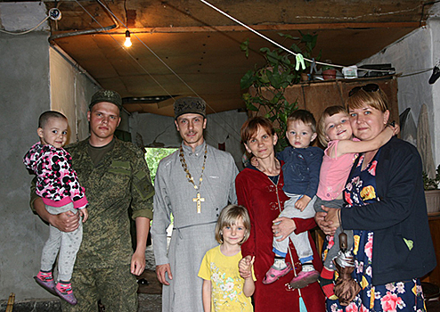 Российские летчики поздравили многодетную мать в Киргизии