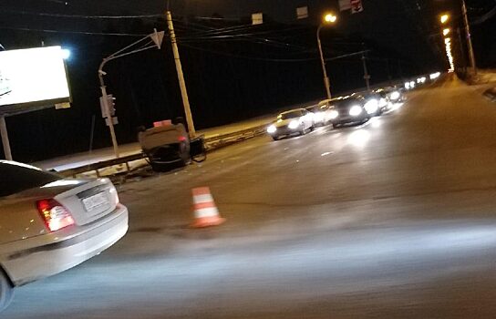 На окраине Екатеринбурга легковушку перевернуло от удара фургона