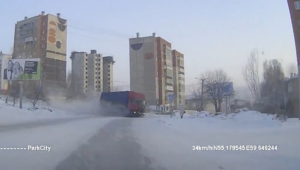 Неуправляемый грузовик чудом не снес женщину-пешехода в Челябинской области