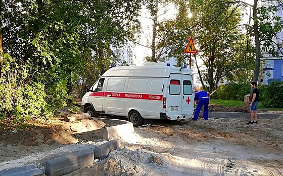 В рязанском дворе, где застряли «скорая» и полиция, на следующей неделе положат асфальт