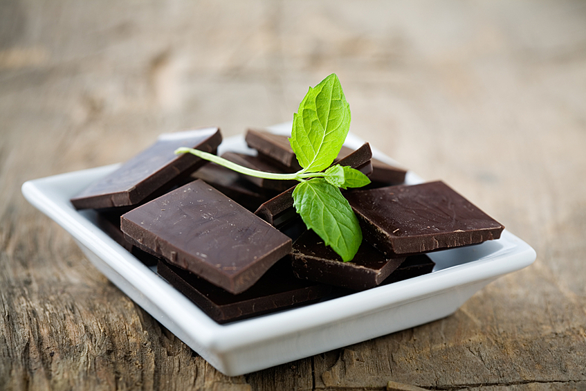 2-3 кусочка темного шоколада с высоким содержанием какао и без сахара способствуют омоложению мозга.