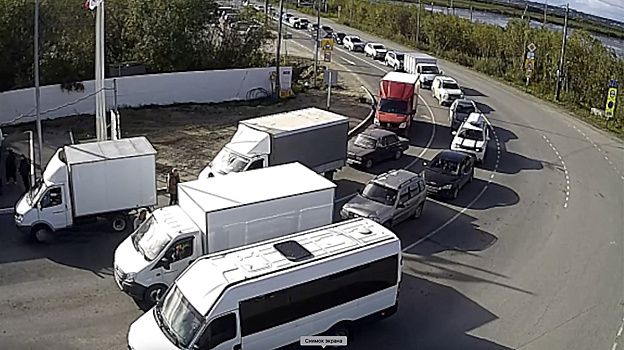 В Надыме патрульный автомобиль протаранил дерево и перевернулся