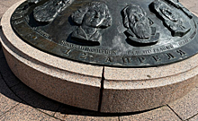 В Брянске на памятнике основоположникам космонавтики замечены трещины