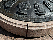 В Брянске на памятнике основоположникам космонавтики замечены трещины