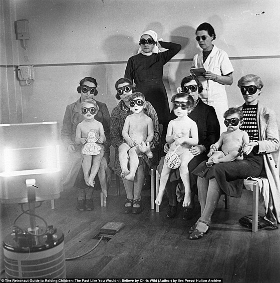 Дети перед кварцевой лампой в 1938 году, после публикации исследований, свидетельствовавших о пользе ее применения для лечения инфекций грудной клетки и анемии.