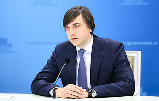 Кравцов с иронией ответил на вопрос о якобы описке в слове «праздник»