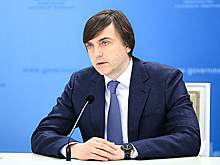 Кравцов с иронией ответил на вопрос о якобы описке в слове «праздник»
