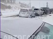 В пригороде Владивостоке перекрыли дорогу из-за массовой аварии