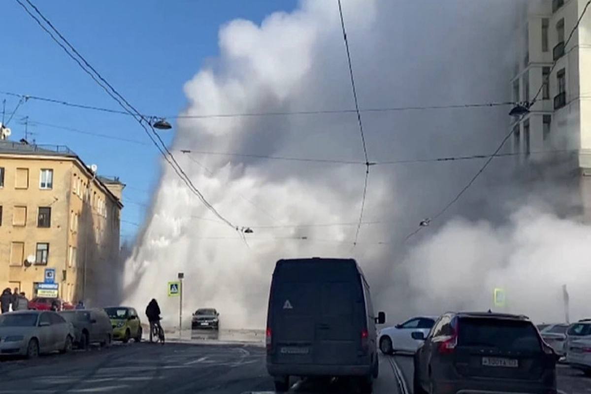 Фонтан кипятка до пятого этажа взорвался на Северном проспекте в Санкт-Петербурге