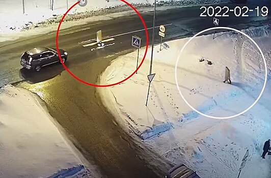 Подростки на Ключевой перебегали дорогу в больших коробках