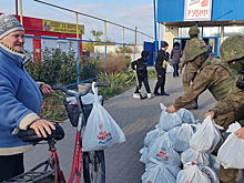 Мобилизованные военнослужащие оказывают помощь волонтерам в доставке гумпомощи в населенные пункты Запорожской области