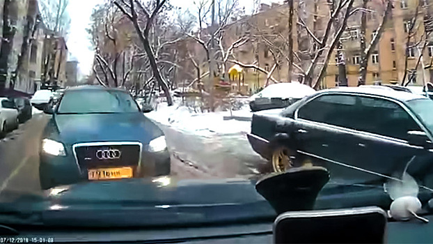 Нежданчик из слепого поворота! Водители спорят, кто виноват