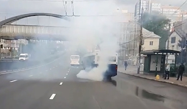 Пошел на взлет: В Воронеже сняли на видео дымящий на весь проспект автобус