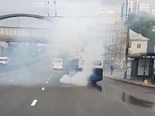 Пошел на взлет: В Воронеже сняли на видео дымящий на весь проспект автобус