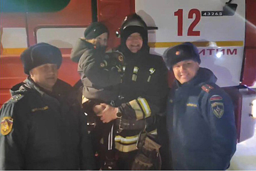 Сотрудники МЧС подарили медвежонка спасенному в Искитиме ребенку