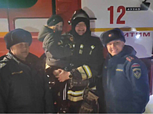 Сотрудники МЧС подарили медвежонка спасенному в Искитиме ребенку