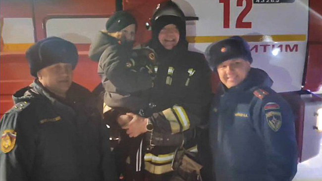 Сотрудники МЧС подарили медвежонка спасенному в Искитиме ребенку