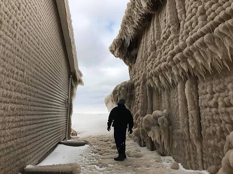 Всего за одну ночь ветер и волны превратили их жилье в ледяные скульптуры. Об этом сообщает Lenta.ru.