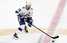 Нападающий "Тампы" Кучеров набрал 3 очка в матче НХЛ с "Бостоном"