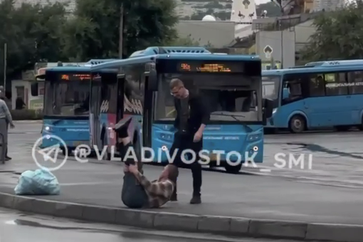 Видео: во Владивостоке водитель автобуса занимался йогой на дороге