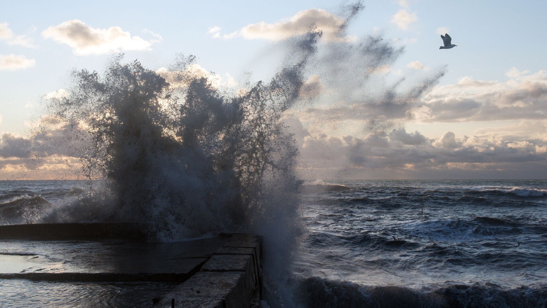 В Махачкале серфингистов унесло в море во время урагана