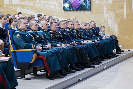 В Общественной палате накануне 23 Февраля наградили офицеров и курсантов