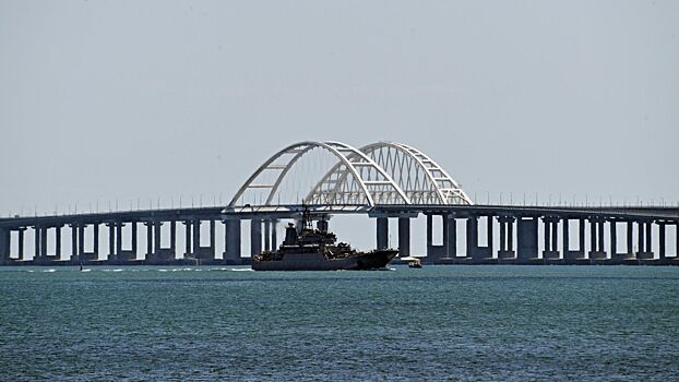 Движение автотранспорта по Крымскому мосту приостановили