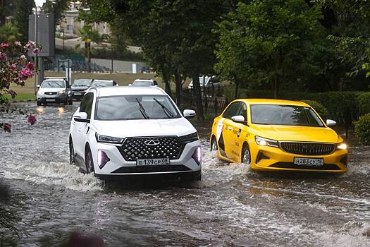 На улицах российского города образовались грязевые водопады