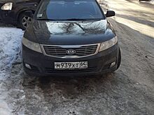 Коммунальщики не могут приступить к работам на Григорьева в Саратове из-за припаркованного Кia