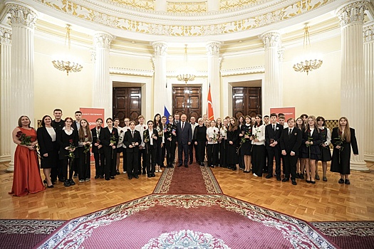 Юным петербуржцам вручили первые паспорта в Мариинском дворце