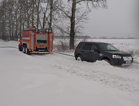 На дороге под Серышевом автомобиль полностью засыпало снегом