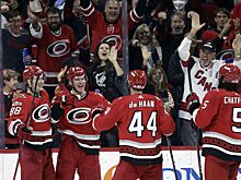 «Каролина» отыгралась с 0:3, сняв вратаря за пять минут до конца матча, у Свечникова гол и передача, видео