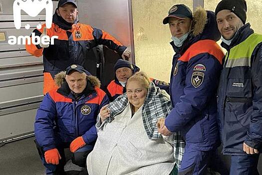 Спасатели помогли 300-килограммовой женщине вылететь на лечение