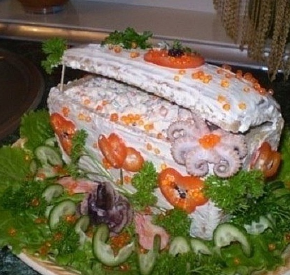 Салат "Сундучок с сокровищами" — все морские гады в одной буханке хлеба.
