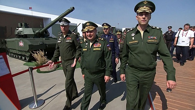Руководство Минобороны России ознакомилось с экспозицией форума «Армия-2022»